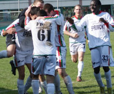 garçons jouant au football